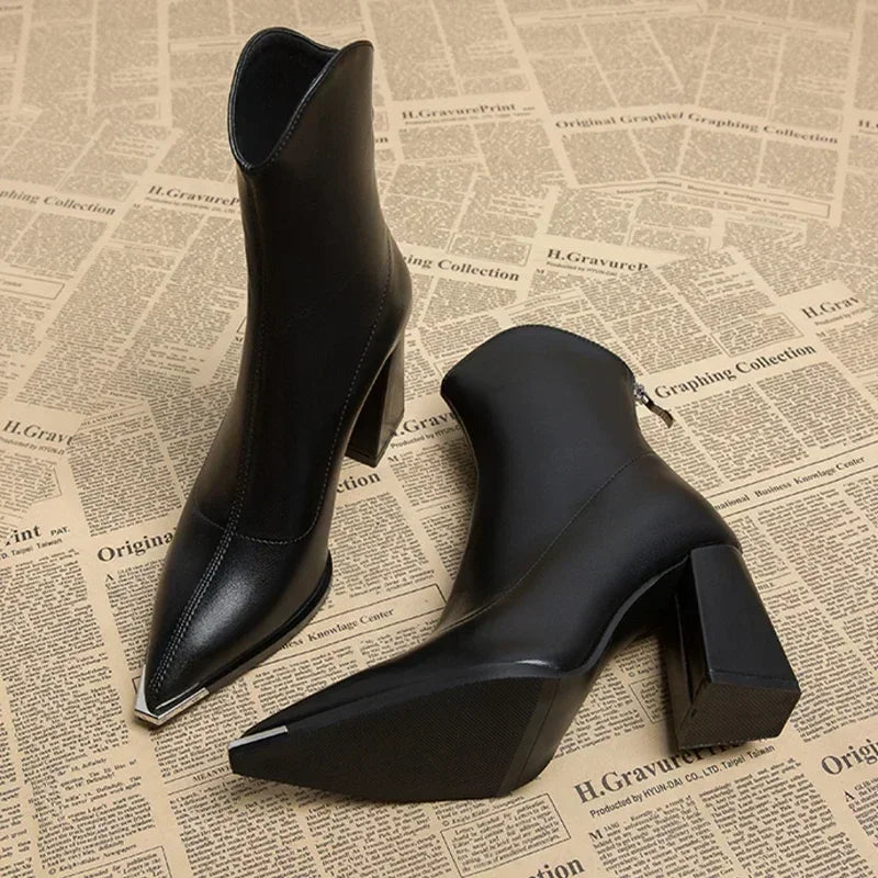 Damen Stiefel aus Kunstleder mit Metallkappe