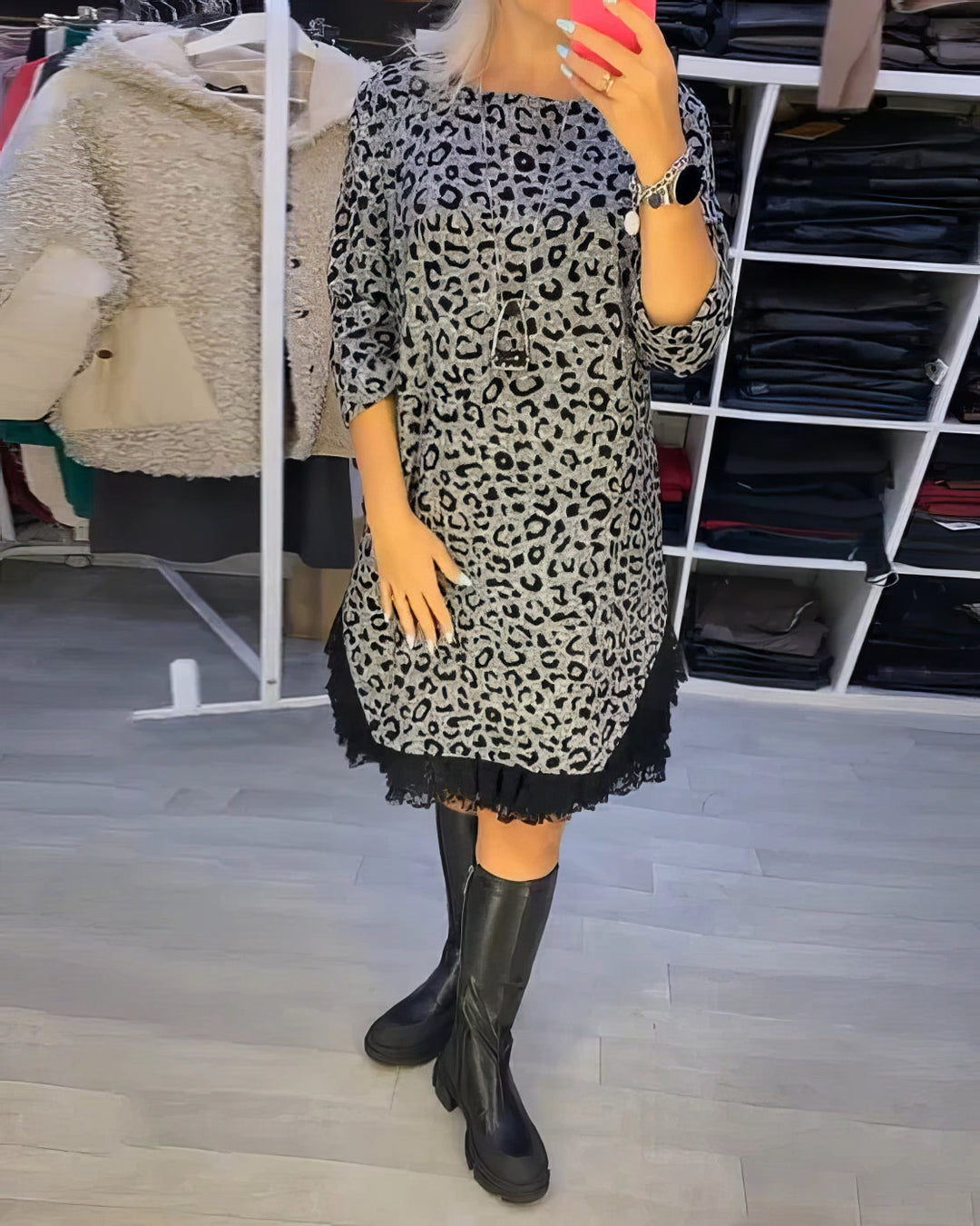 Elegante Damen Kleider | Figurbetontes Leopardenmuster Kleid mit Klassischem Rundhalsausschnitt | Stilvoller Look für Alltag und besondere Anlässe